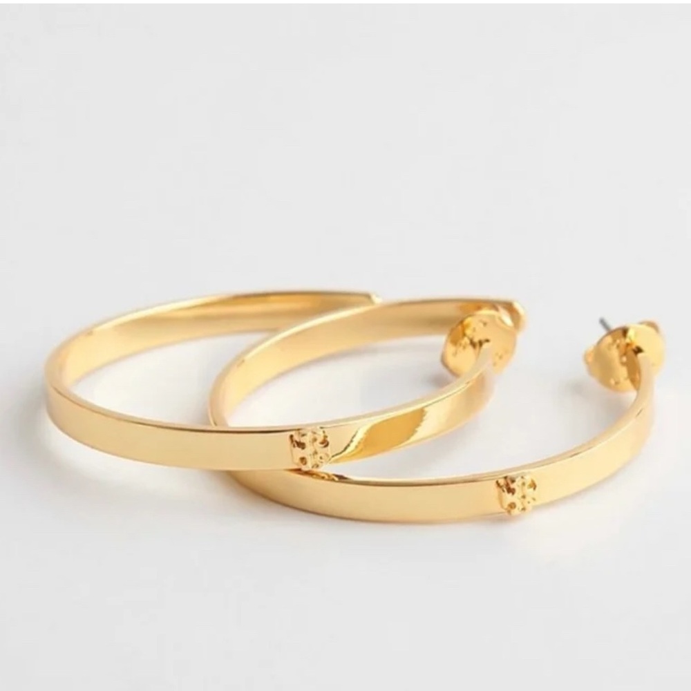 TORY BURCH KIRA HOOP EARRINGS
Authentic
Brand new
Yellow Gold